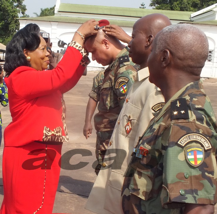 Le Chef de l’Etat de Transition, Mme Catherine Samba-Panza, remet des attributs de général de Brigade aux nouveaux promus