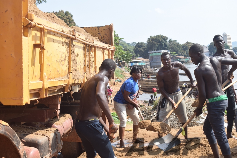 Certaines femmes gagnent leur vie dans le chantier de sables