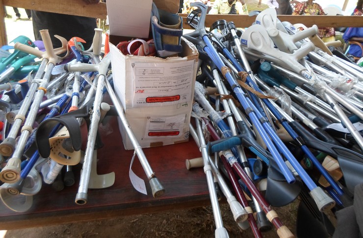 M. Jean-Pierre Adoum offre une centaine de béquilles et de prothèses aux handicapés de Bangui