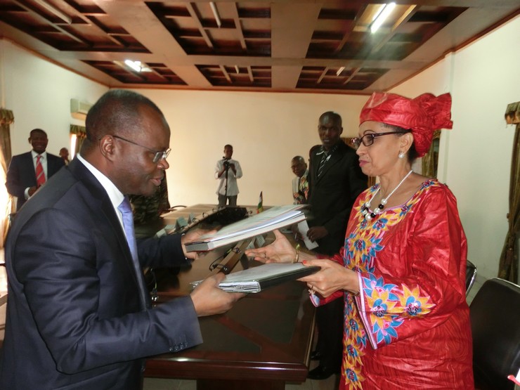 Le ministre de l'Economie, du plan et de la coopération Internationale Mme. Florence Limbio et M. Aurélien Agbenonci de la Mission Multidimensionnelle Intégrée des nations-Unies pour la Stabilisation en RCA signent un accord de partenariat.
