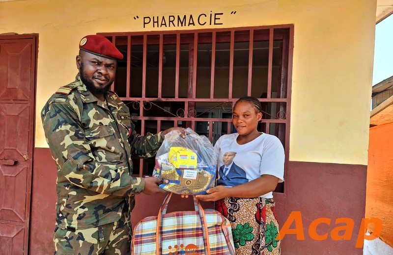 Des femmes enceintes reçoivent des kits sanitaires gratuitement de la part des FACA à Pissa