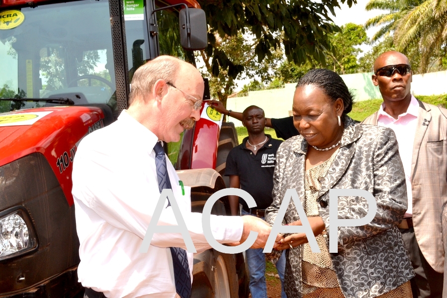 Le Ministre d’Etat Marie-Noëlle Koyara invite le personnel d'ICRA à faire un bon usage de matériels reçus