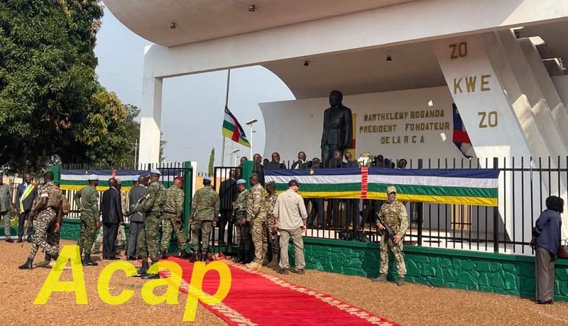 ​Dépôt de gerbe des fleurs au monument de Barthelemy Boganda