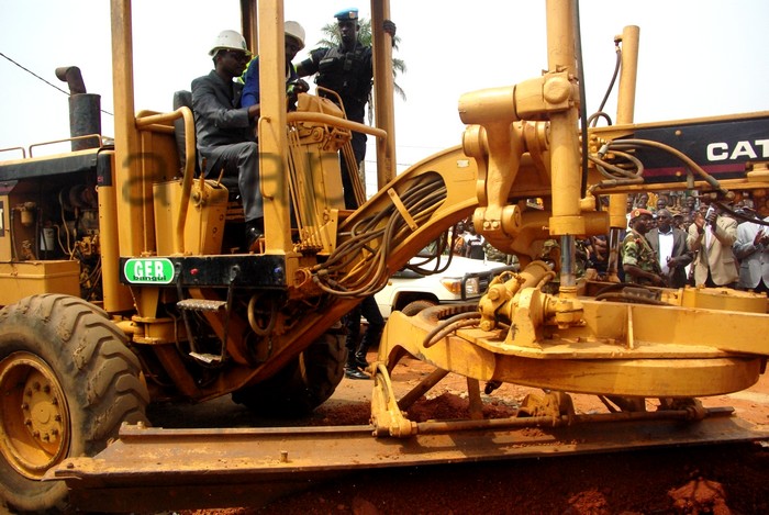 Catherine Samba Panza lance les travaux de bitumage de l’Avenue CEMAC