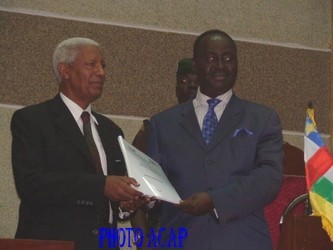M. Berhanu Abébé remettant au président Bozizé le rapport du Cpdpi (photoVonou/ACAP)