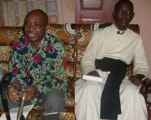 A gauche, M. Jean Baptiste Koyassambia, Coordonnateur, à droite, l'abbé Aimé Bertrand Ballay, président de la commission média
