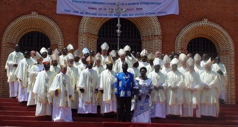 François et Monique Bozizé (au centre) avec les participants à la  8ème assemblée de l'ACERAC devant la cathédrale Notre Dame de Bangui