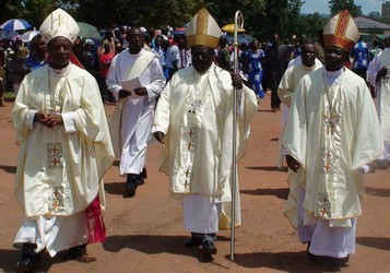 Paulin Pomodimo, Timothée Nzokena et François-Xavier Yombandjé quittant l'esplanade de Notre Dame de Bangui après la messe de clôture de la 8ème assemblée de l'ACERAC