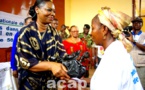Madame Marguerite Tina Touadéra remet un lot de médicaments à la Maison d’arrêt pour femmes de Bimbo