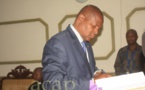 Le Président Faustin-Archange Touadéra signe le registre des condoléances après le décès de l'évêque de Bambari