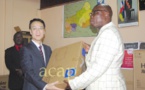 Le Ministre de l’Economie, Félix Moloua,  réceptionne  un lot de matériels informatiques remis par l'Ambassadeur de Chine