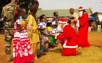 La ministre Marie-Noëlle Koyara remet des jouets aux enfants orphelins de militaires et gendarmes
