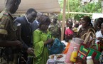 La première dame visite les expositions-ventes des femmes à Bangui