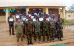Des militaires et gendarmes reçoivent leur certificat après une formation en administration