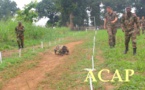 Des militaires du bataillon des forces spéciales centrafricaines participent à une compétition sportive sur le parcours d’obstacles