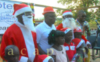 Les enfants du village Liton reçoivent des jouets pour la fête de Noël