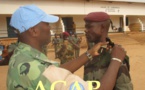 Des éléments des forces armées centrafricaines arborent leur galon à Bossangoa