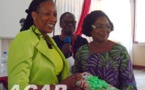 Mme Tina-Margueritte Touadéra offre des cadeaux aux participants de la conférence des femmes leaders