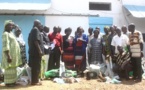 Mme  Ninga-Wong-Mallo   Rachel réceptionne  un lot de matériels agricoles et de semences maraichères des mains de la représentante de la FAO