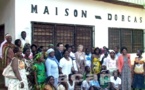 La responsable de la Maison Dorcas de Boy Rabe, Mme Isabelle Brigitte Andara réceptionne un lot de don en matériel