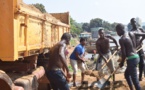 Certaines femmes gagnent leur vie dans le chantier de sables