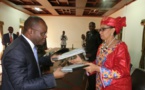 Le ministre de l'Economie, du plan et de la coopération Internationale Mme. Florence Limbio et M. Aurélien Agbenonci de la Mission Multidimensionnelle Intégrée des nations-Unies pour la Stabilisation en RCA signent un accord de partenariat.
