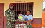 Des femmes enceintes reçoivent des kits sanitaires gratuitement de la part des FACA à Pissa