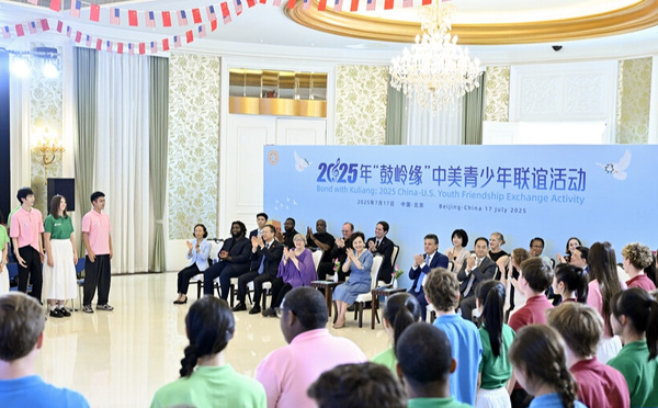 ​Peng Liyuan assiste à un événement sur l'amitié entre les jeunes chinois et américains