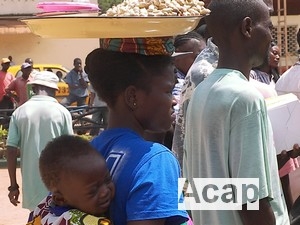 Mika, la vendeuse d'arachides et son bébé (ph. Yaka Maïde, Acap).jpg