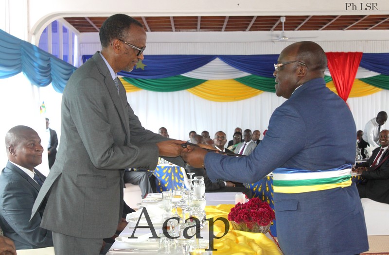 Le Maire de la ville de Bangui Emil Gros Raymond NAKOMBO  remet la clé de la ville de Bangui au président Paul KAGAME
