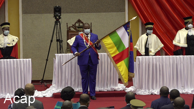 Le Pr Faustin Archange Touadéra reçoit le drapeau, l'un des symboles de la République Centrafricaine