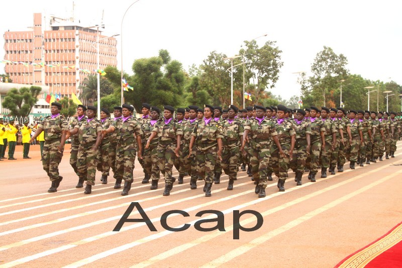 Défilé du personnel féminin de l'armée de terre